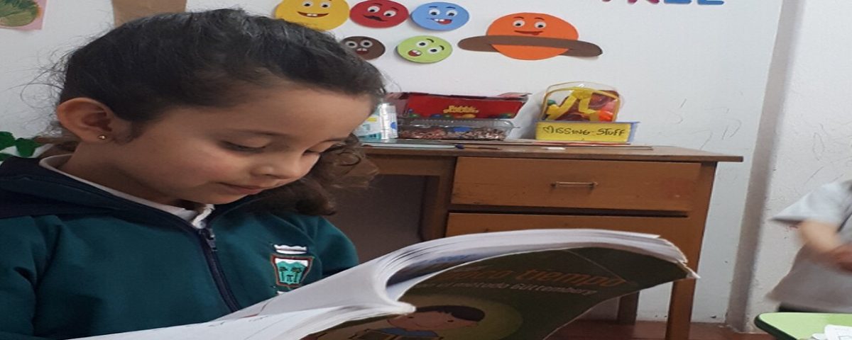 Niña de 3 años de edad del Gimnasio Las Palmas leyendo frases y números arábigos hasta de 12 cifras