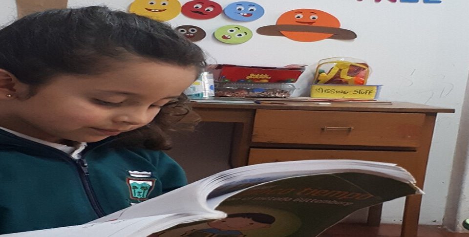 Niña de 3 años de edad del Gimnasio Las Palmas leyendo frases y números arábigos hasta de 12 cifras